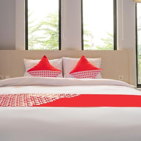 Super Oyo 3150 Theodore Homestay Medan Exterior foto