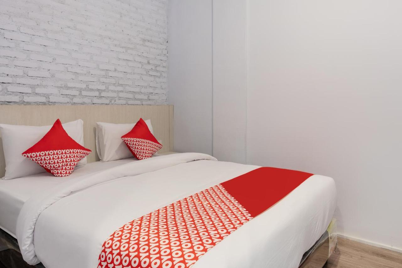 Super Oyo 3150 Theodore Homestay Medan Exterior foto